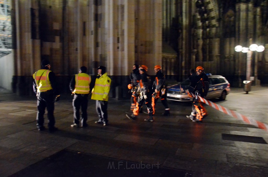 Einsatz BF Aktivisten auf Geruest vom Koelner Dom P066.JPG - Miklos Laubert